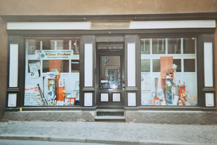 Schaufenster Ortopädische Werkstätte Klaus Fischer, Obere Straße 28, SLF             (September 1994)